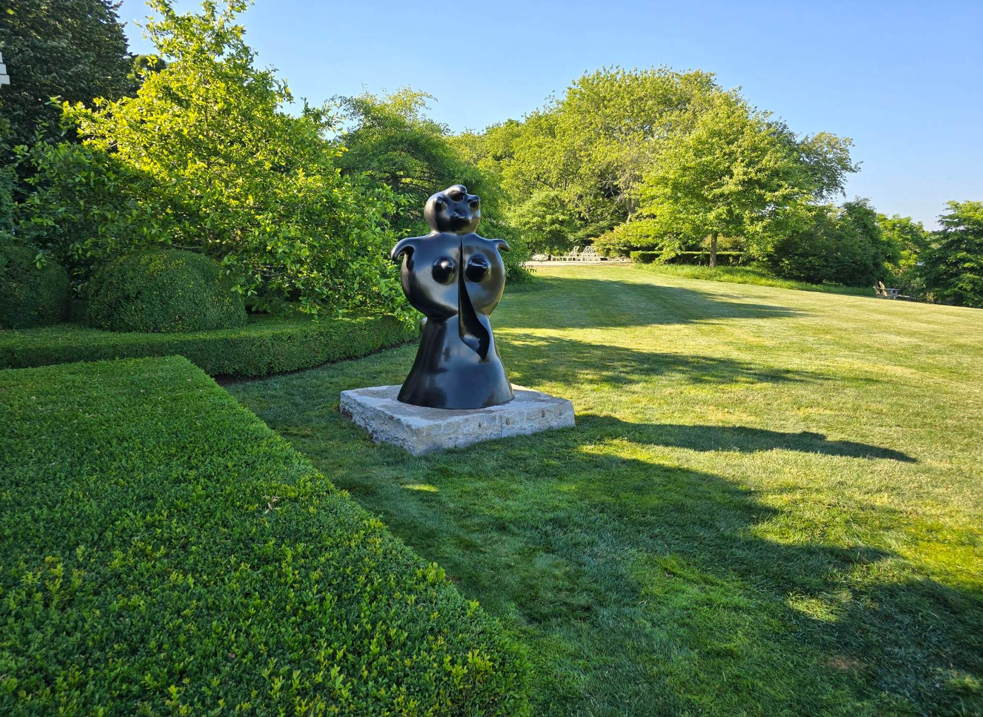 rustic-landscape-ideas-statue-base