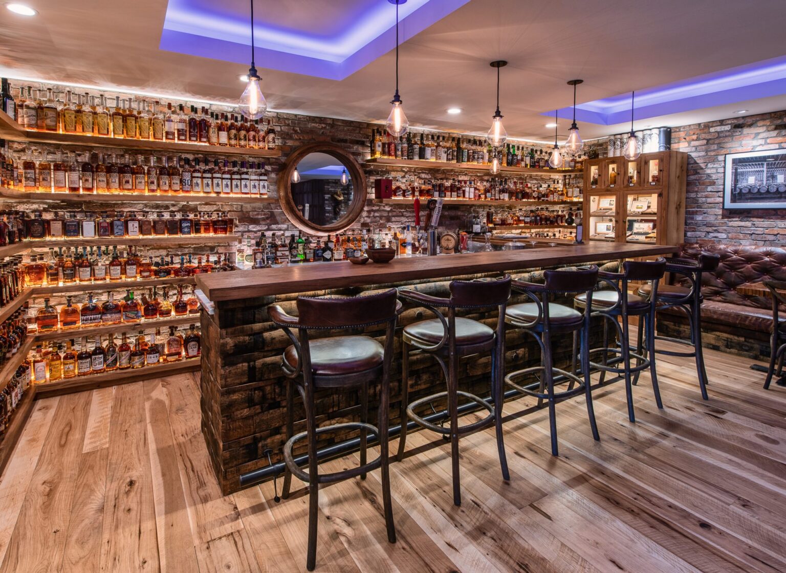 Reclaimed-Thin-Brick-Veneer-Bar2