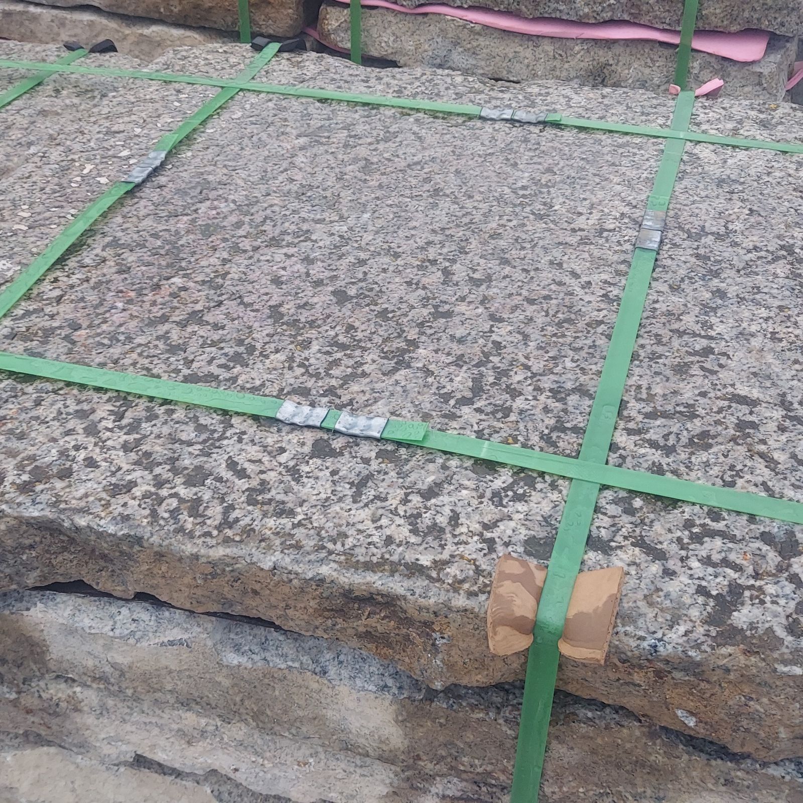 Reclaimed-Granite-Square-28x28