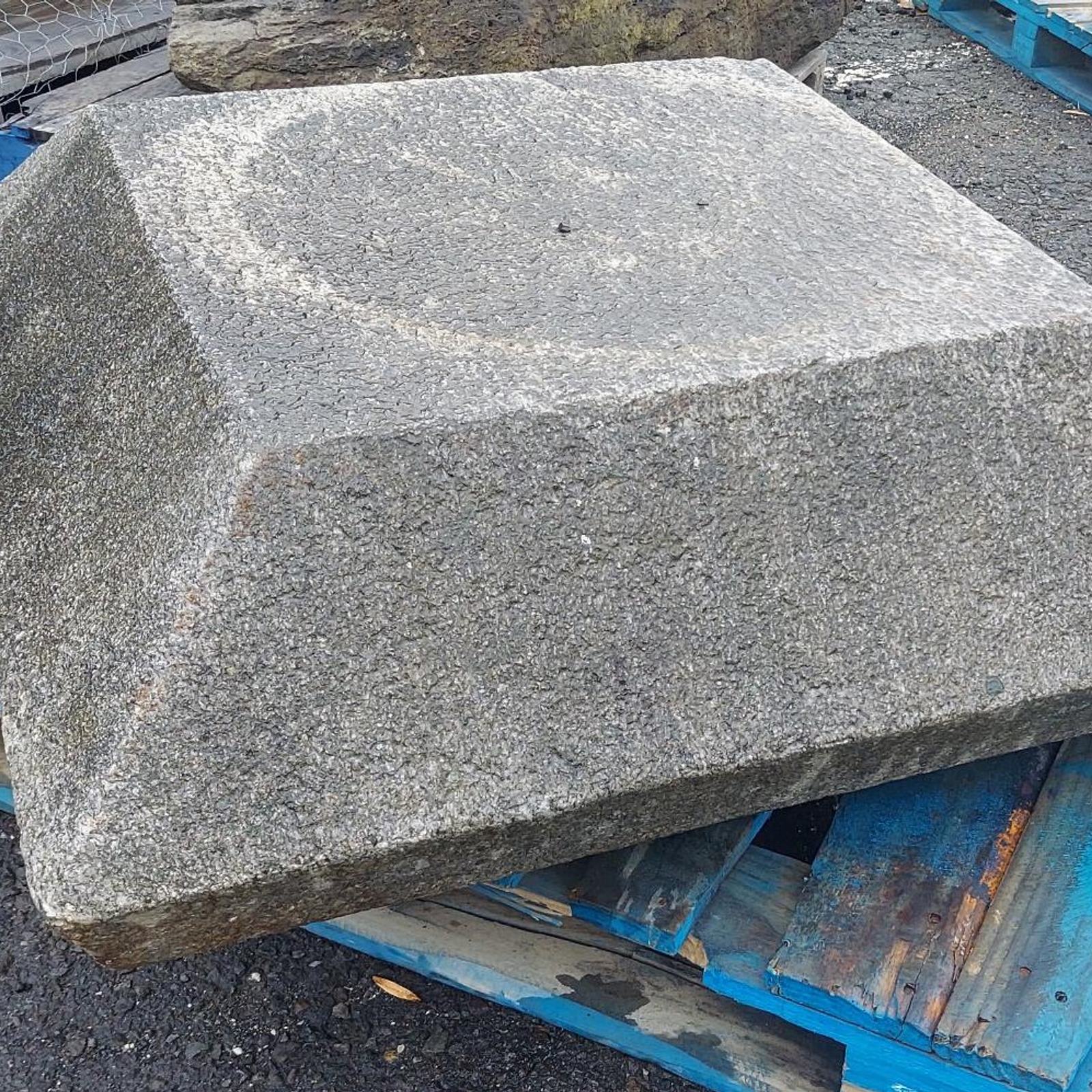 Var_7_-_Granite-Column_Cap